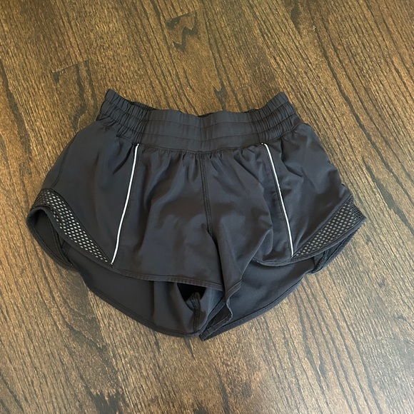 Lululemon hotty hot shorts size 4 - Picture 1 of 3